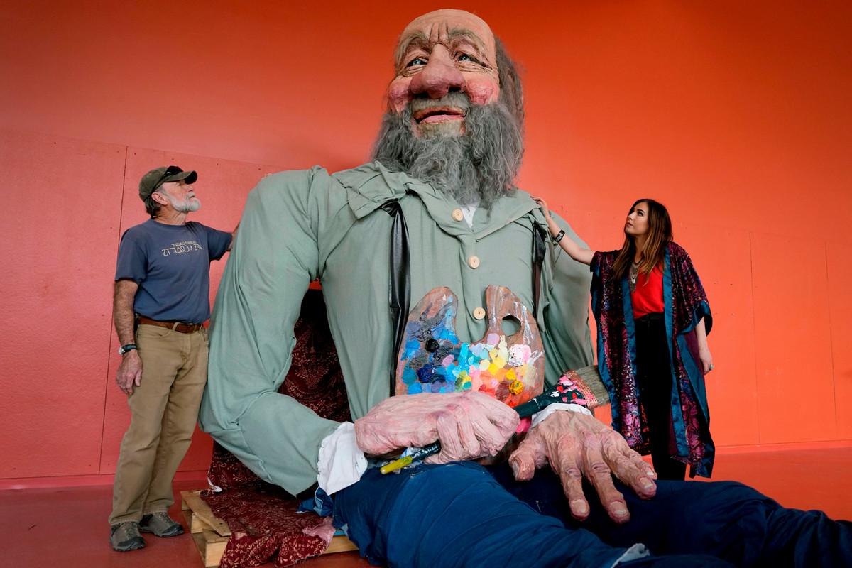 艺术家Sofia Crade, 谁创造了“洛基”,这个24英尺高的雕塑和木偶花了一个半月的时间才完成, 和木匠丹·克罗斯西. 杰米·科顿摄
