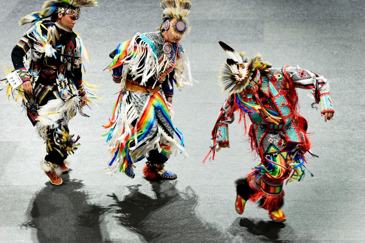  来自全国多个部落的印第安人聚集在一起参加CC的年度祈祷仪式, 由CC的美国原住民学生会(NASU)主办, 4月6日在埃德·罗布森体育馆举行. 杰米·科顿摄